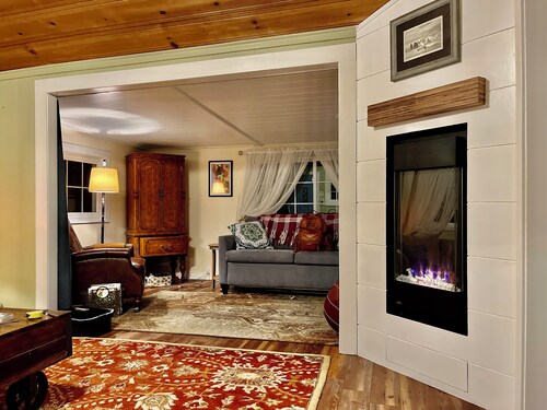 Cozy historic cabin perched above the Russian River