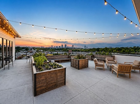 テラス / パティオ. Chic 2BR | King Bed |Balcony| Krog Mrkt | Beltline