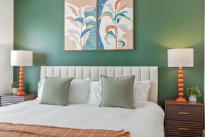 2 عدّة غرف نوم ومكتب ومكواة/لوح كي وسرير سفر