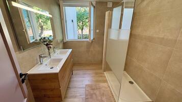 Douche, serviettes fournies, papier toilette