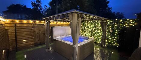 Tina de hidromasaje al aire libre