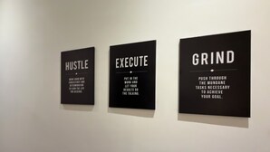 Drie motiverende posters aan een muur.