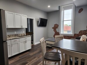 Dining - Modern Apartment on the Square “Gold” (Iola)