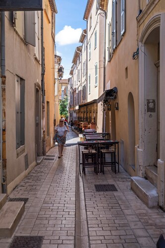 Beautifully renovated mezzanine apartment in the heart of the village of Saint-Tropez