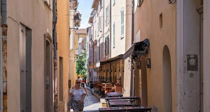 Beautifully renovated mezzanine apartment in the heart of the village of Saint-Tropez