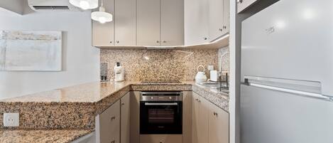 ثلاجة، فرن، موقد طهي مسطح، غسالة أطباق