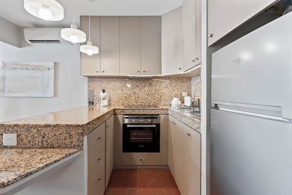 ثلاجة، فرن، موقد طهي مسطح، غسالة أطباق