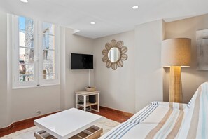 1 bedroom, iron/ironing board, free WiFi, bed sheets - Beautifully renovated mezzanine apartment in the heart of the village of Saint-Tropez (Saint-Tropez)