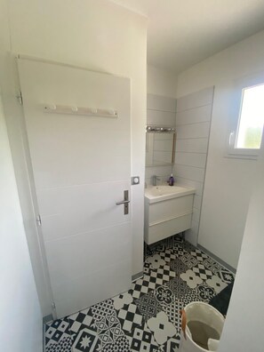 Douche, sèche-cheveux, serviettes fournies