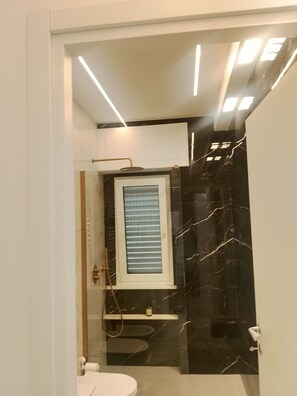 Dusche, Haartrockner, Bidet, Handtücher