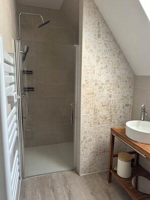 Dusche, Haartrockner, Toilettenpapier