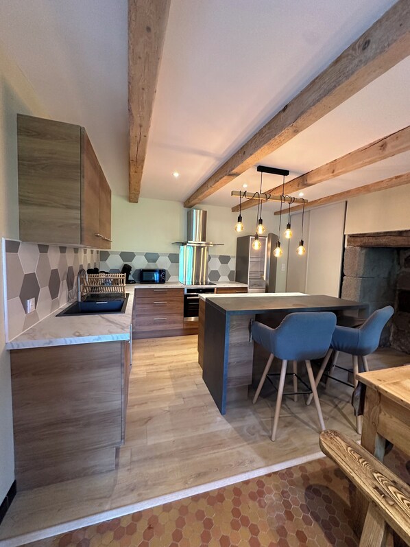Private kitchen - 🏡 La Bòria del Puei - Gîte de Charme au Pied du Puy Mary 🌄 (Lavigerie)