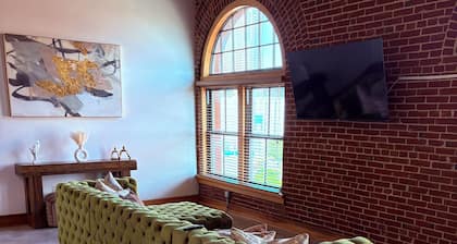 Luxury 2BEDROOM LOFT near Bush Stadium