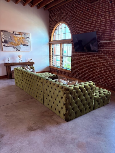 Luxury 2BEDROOM LOFT near Bush Stadium