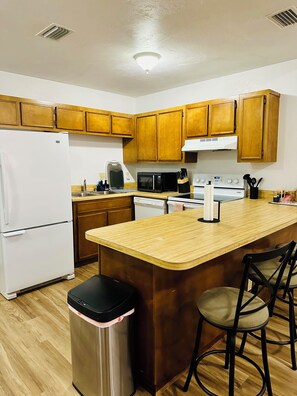 Geladeira, micro-ondas, fogão, cooktop