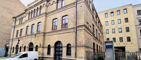 المنشأة من الخارج