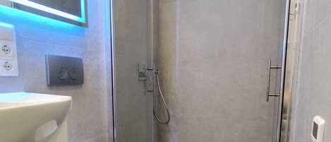 Douche, séchoir à cheveux, serviettes fournies, savon