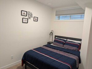 2 chambres, bureau, fer et planche à repasser, accès au Wi-Fi (inclus)