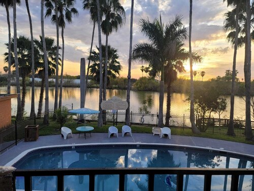 Gorgeous Lakefront Condo W/immaculate Pool