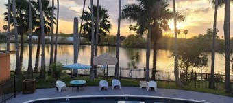 Gorgeous Lakefront Condo W/immaculate Pool