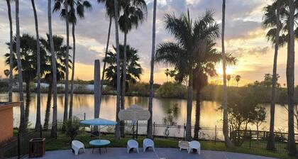 Gorgeous Lakefront Condo W/immaculate Pool