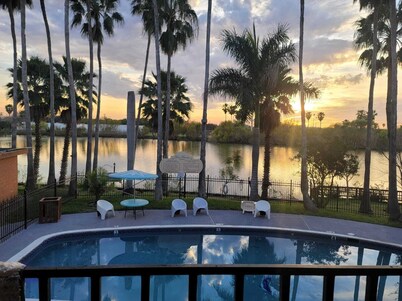 Gorgeous Lakefront Condo W/immaculate Pool