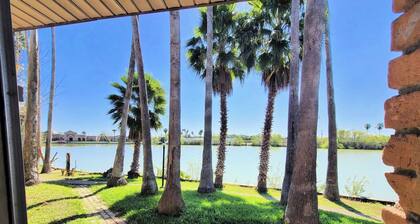 Gorgeous Lakefront Condo W/immaculate Pool