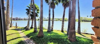 Gorgeous Lakefront Condo W/immaculate Pool