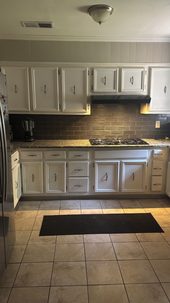 Køleskab, mikrobølgeovn, ovn, kogeplade