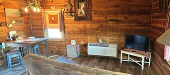 Charming cabin near Garden of the Gods
