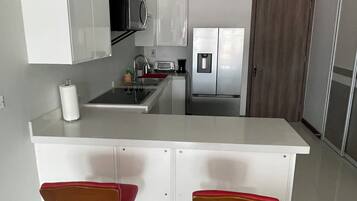 Mikrowelle, Herdplatte, Küchenrolle