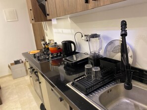 Micro-ondes, four, plaque de cuisson, lave-vaisselle
