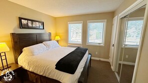 Apartamento estándar, 1 habitación, no fumadores, vistas a la montaña | Tabla de planchar con plancha, wifi gratis, ropa de cama