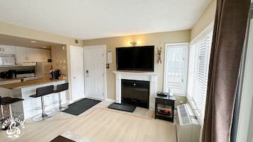 Apartamento estándar, 1 habitación, no fumadores, vistas a la montaña | Zona de estar | Televisión de pantalla plana de 43 pulgadas con canales por cable