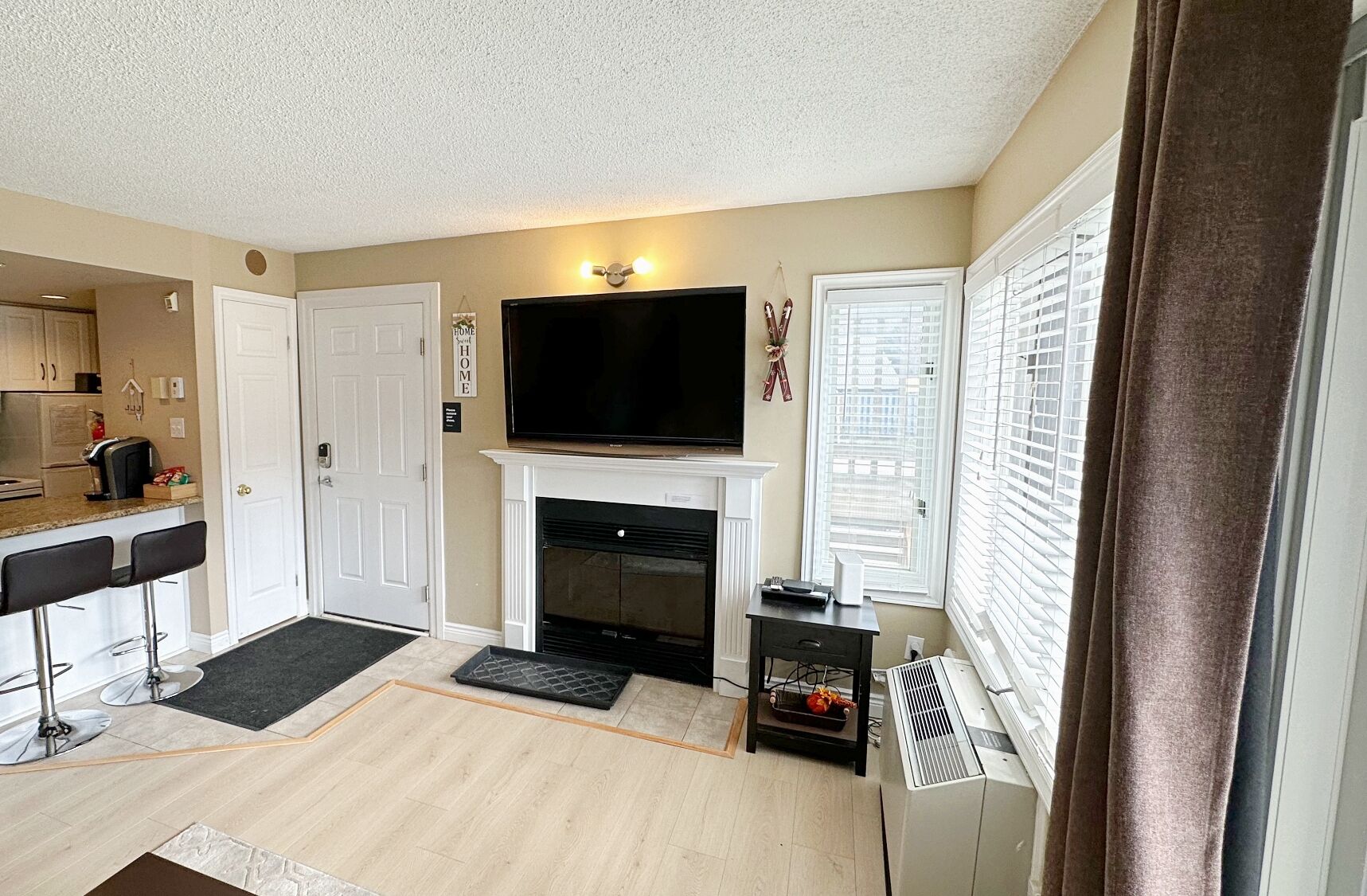 Standard Condo, 1 Bedroom, Non Smoking, Mountain View | Living area | 43-inch flat-screen TV with cable channels, fireplace