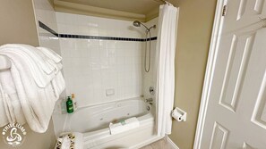 Bañera con ducha, secador de pelo, toallas, jabón