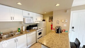 Standard Condo, 1 Bedroom, Non Smoking, Mountain View | Private kitchen | Fridge, microwave, oven, stovetop - Blue Mtn 1 Bedroom with Mountain View (The Blue Mountains)