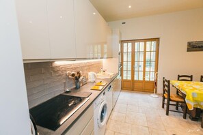 Mikrovågsugn, diskmaskin och barnstol