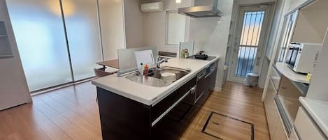 Frigorifero, microonde, forno, piano cottura