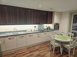 Fridge, microwave, oven, stovetop - Spacious 2-bedroom Flat, Edgware, London (London)