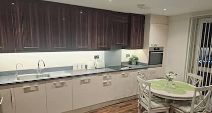 Spacious 2-bedroom Flat, Edgware, London