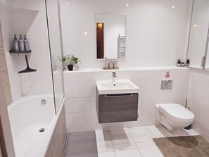 Séchoir à cheveux, bidet, serviettes fournies, savon