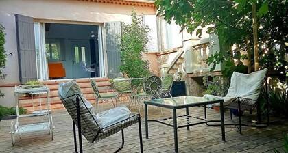 SOUS LE FIGUIER, gîte with shared pool