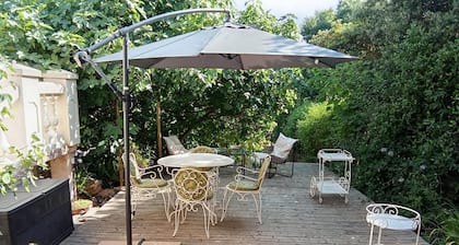 SOUS LE FIGUIER, gîte with shared pool