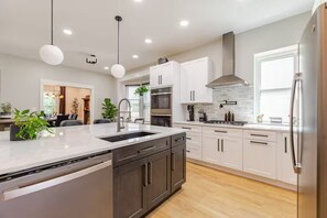Four à micro-ondes, un four, surface de cuisson, lave-vaisselle