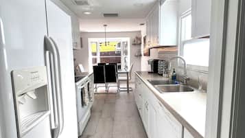 Mikrowelle, Ofen, Herdplatte, Geschirrspüler