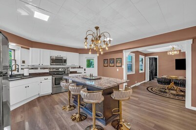 Velvet Noir - Sultry City Luxe - Sleeps 8+