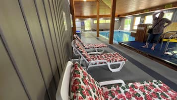 Inomhuspool och utomhuspool