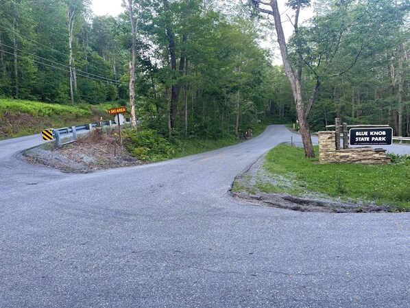 Eine Straße, die zum Blue Knob State Park führt, mit einem Schild, das ein Skigebiet anzeigt.