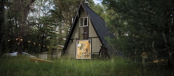 Charming A-Frame Cottage, HOT TUB, Fire Pit, Near GOLF & Lakes, 35min to Dells!